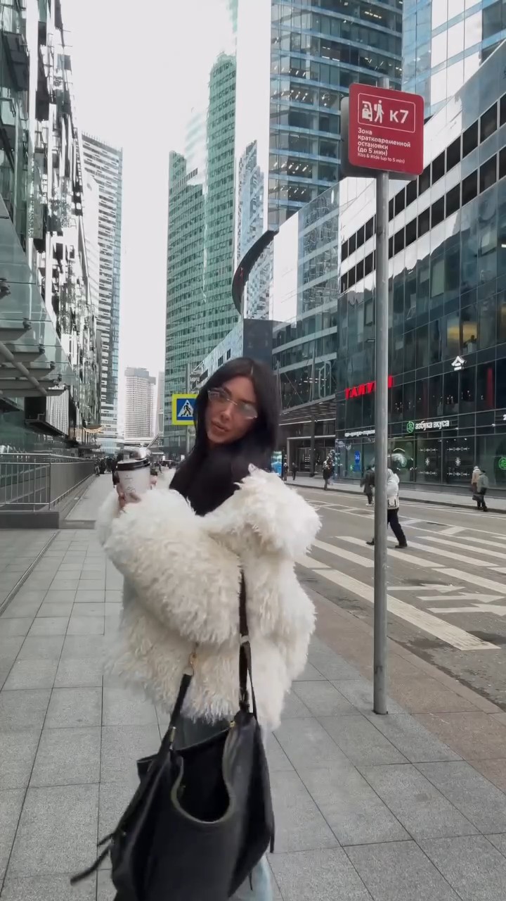 Эффектная шубка из искусственного меха