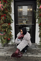 ПАЛЬТО ЖЕНСКОЕ ИЗ ИСКУССТВЕННОГО МЕХА 9-2496. Фото 4.