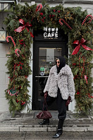 ПАЛЬТО ЖЕНСКОЕ ИЗ ИСКУССТВЕННОГО МЕХА 9-2496. Фото 3.